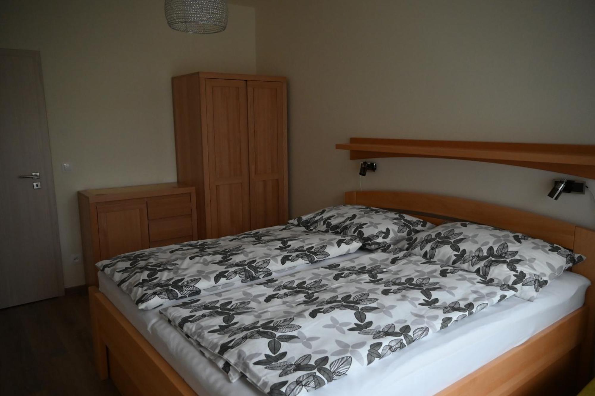 Apartman Perla 28, Ricky Esterno foto