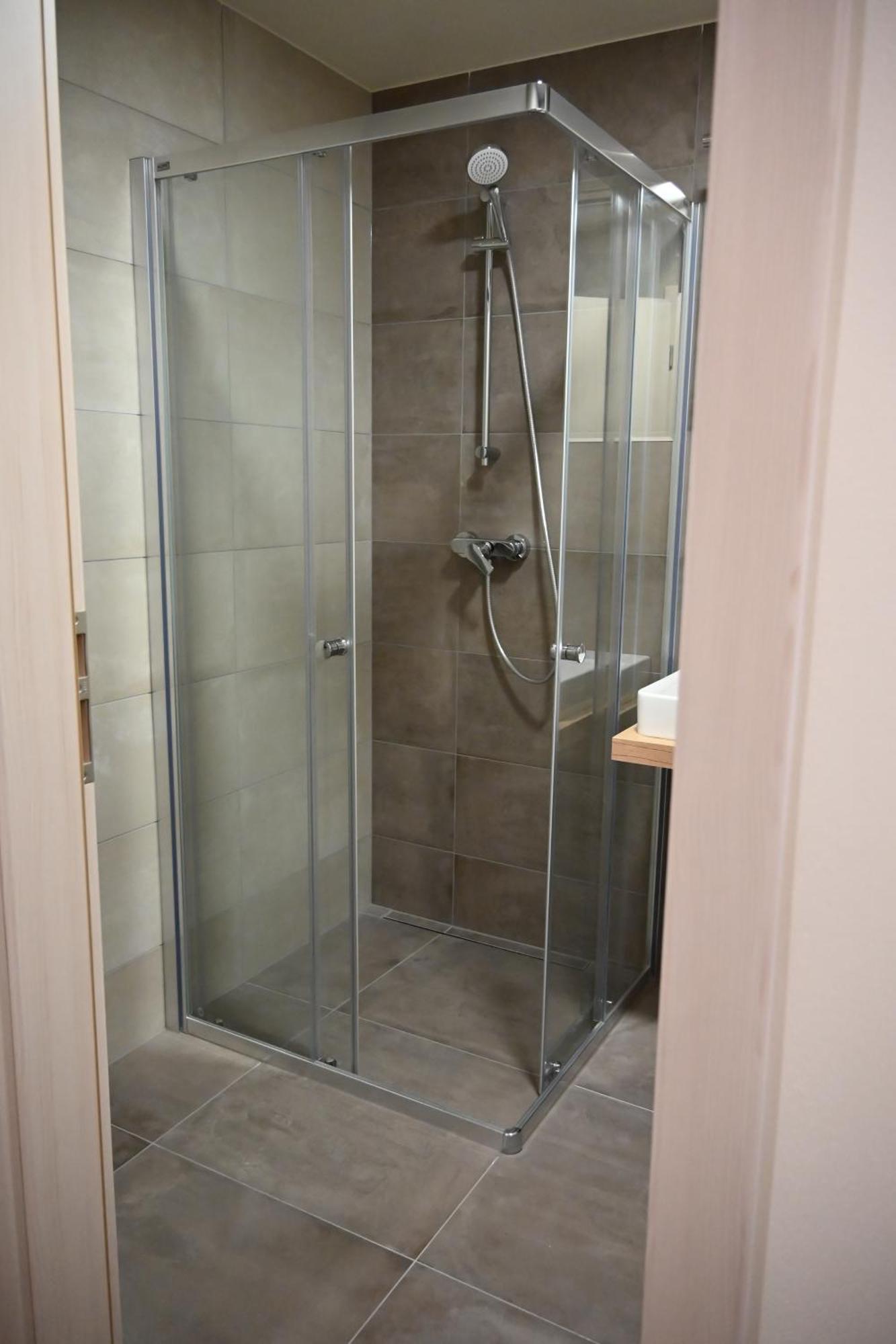 Apartman Perla 28, Ricky Esterno foto