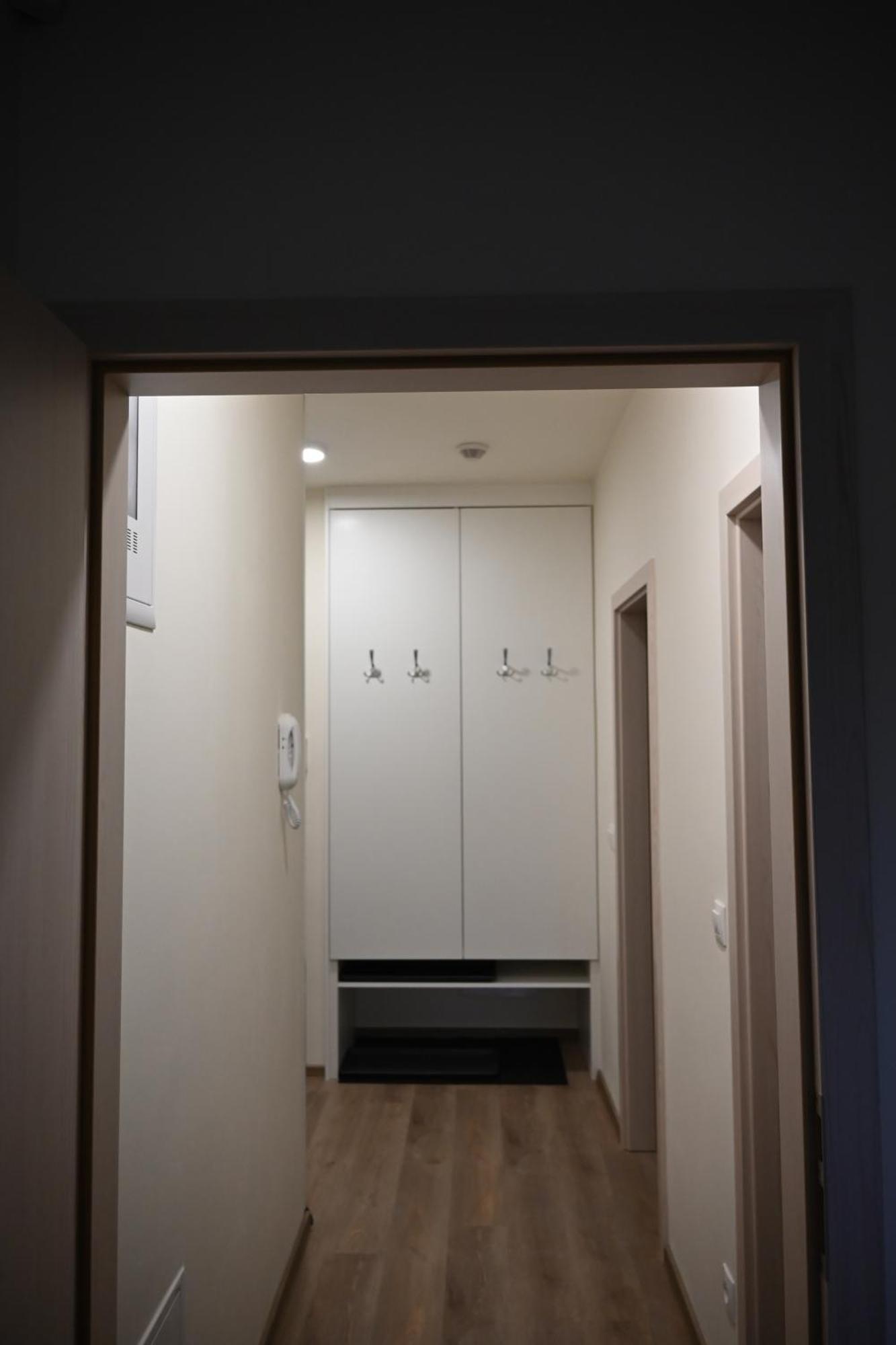 Apartman Perla 28, Ricky Esterno foto