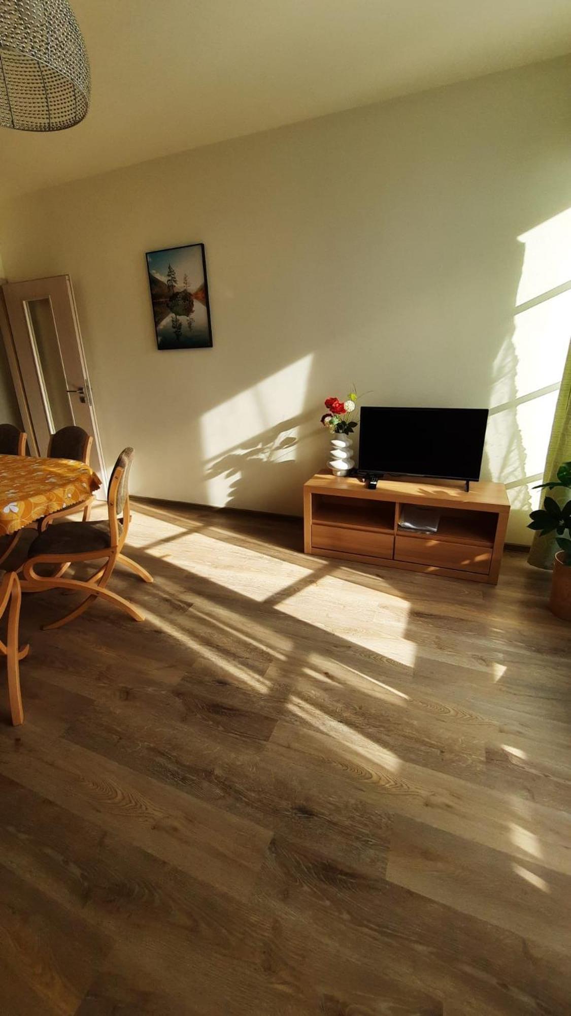 Apartman Perla 28, Ricky Esterno foto